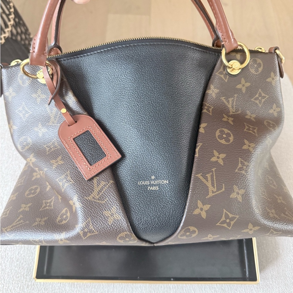 Louis Vuitton V Tote MM Monogram Canvas Black Leather – EXCELLENT